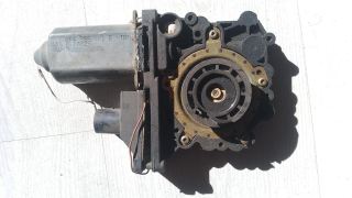 2000-2002 model Volkswagen Polo Classıc 6K4 959 801 E numaralı çıkma orjinal sağ ön cam motoru