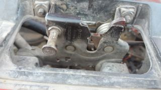 Audi A3 Kaput kilidi alt panele baglanan 8L0823503A